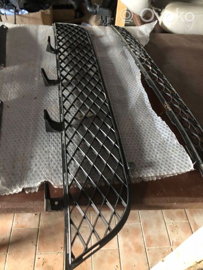 Mitsubishi L200 Grille inférieure de pare-chocs avant MB07153GA