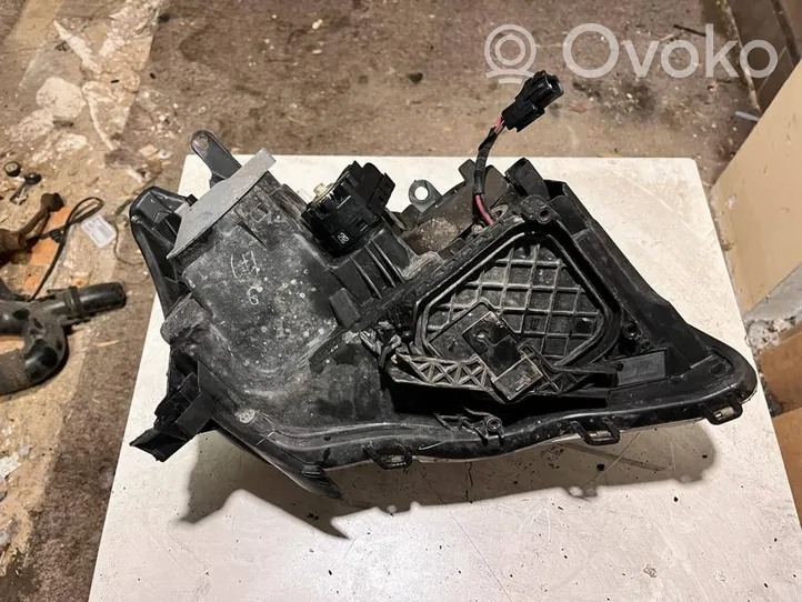 Toyota Avensis T250 Lampa przednia 8114005250