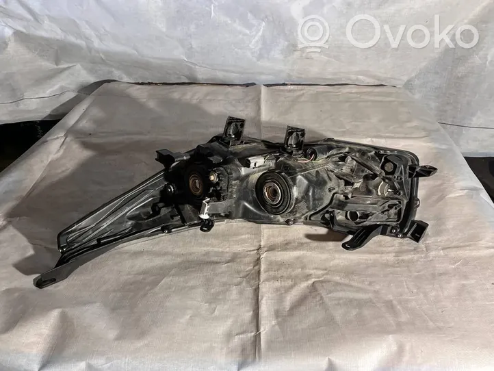 Toyota Corolla E140 E150 Lampa przednia 8111002E70