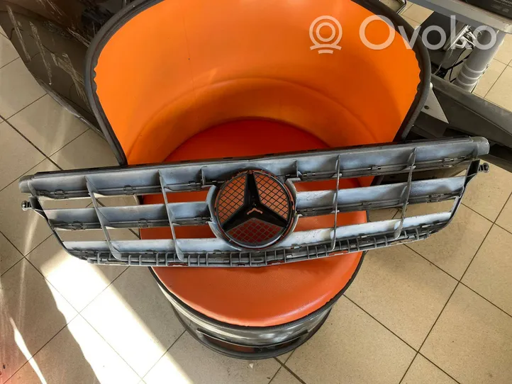 Mercedes-Benz C W204 Maskownica / Grill / Atrapa górna chłodnicy A2048801923