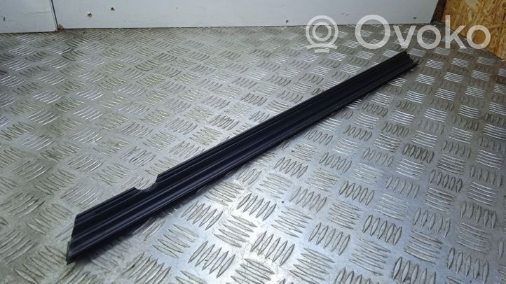 Mercedes-Benz C AMG W204 Rivestimento modanatura del vetro della portiera anteriore A2047350265