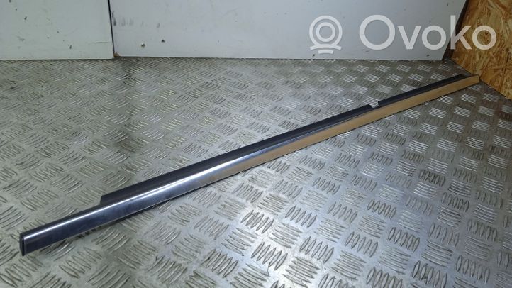 Mercedes-Benz C AMG W204 Rivestimento modanatura del vetro della portiera posteriore A2047351565