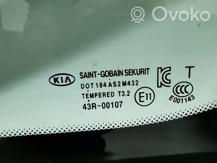 KIA Carens III Finestrino/vetro triangolo anteriore SZYBA