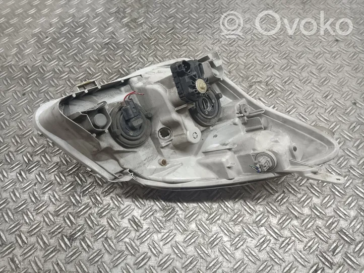 Toyota Corolla Verso E121 Lampa przednia 