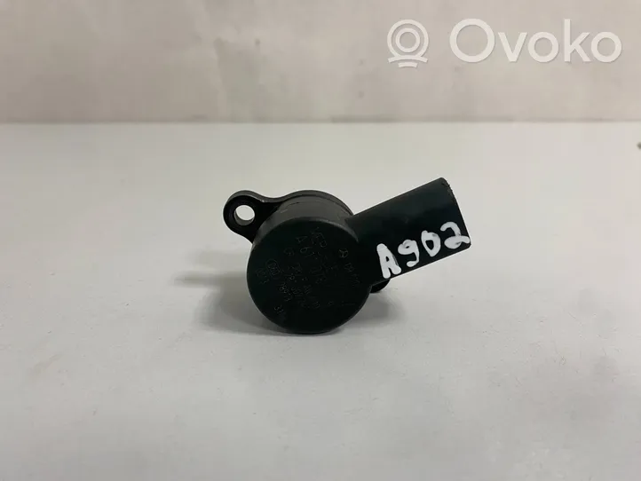 Mercedes-Benz E W210 Regolatore di pressione del carburante A6110780149