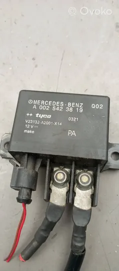 Mercedes-Benz E W211 Hehkutulpan esikuumennuksen rele A0025423819