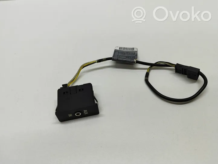 BMW 5 E60 E61 Connettore plug in AUX 6940236