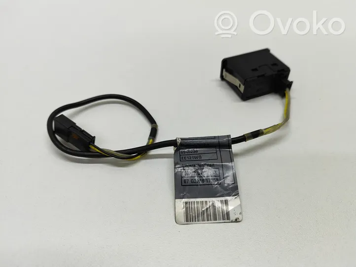 BMW 5 E60 E61 Connettore plug in AUX 6940236