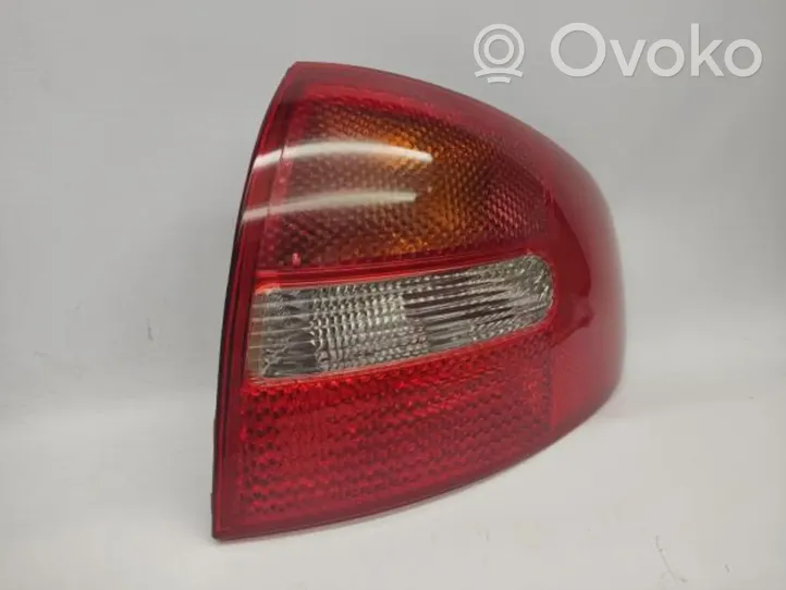 Audi A6 S6 C5 4B Lampy tylnej klapy bagażnika 