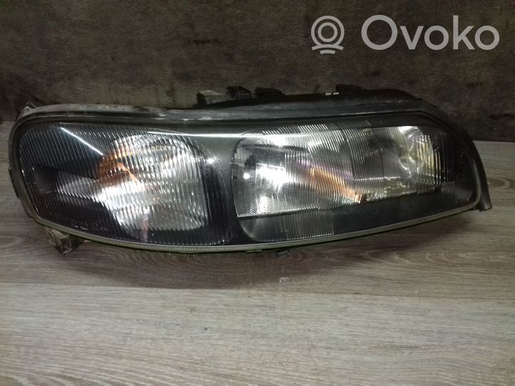 Volvo XC70 Lampa przednia 8693548