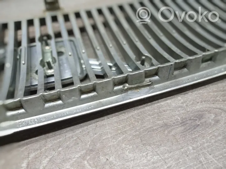 Volvo V70 Grille calandre supérieure de pare-chocs avant 