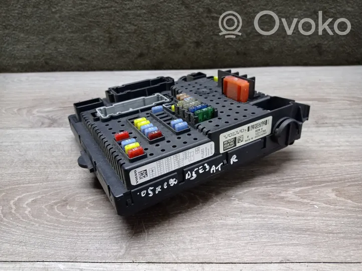 Volvo XC90 Ramka / Moduł bezpieczników 12217799