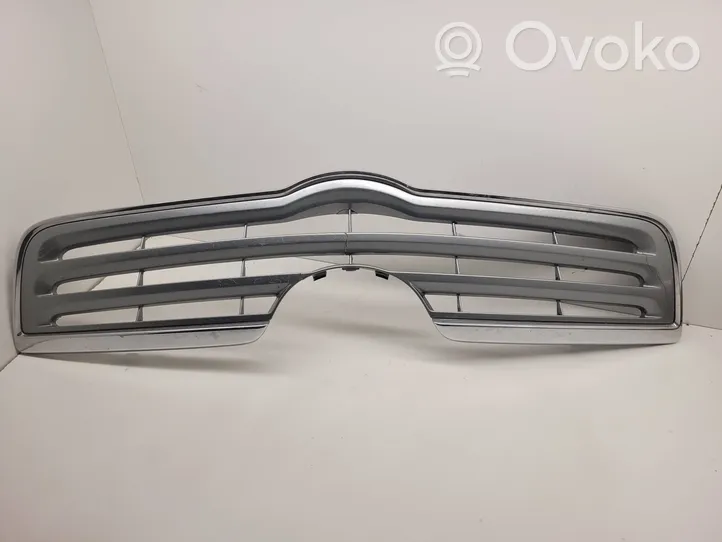 Toyota Avensis T250 Grotelės viršutinės 5311405070