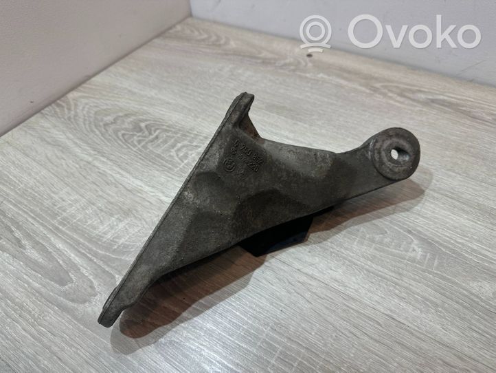 BMW 3 E46 Engine mounting bracket 6750852