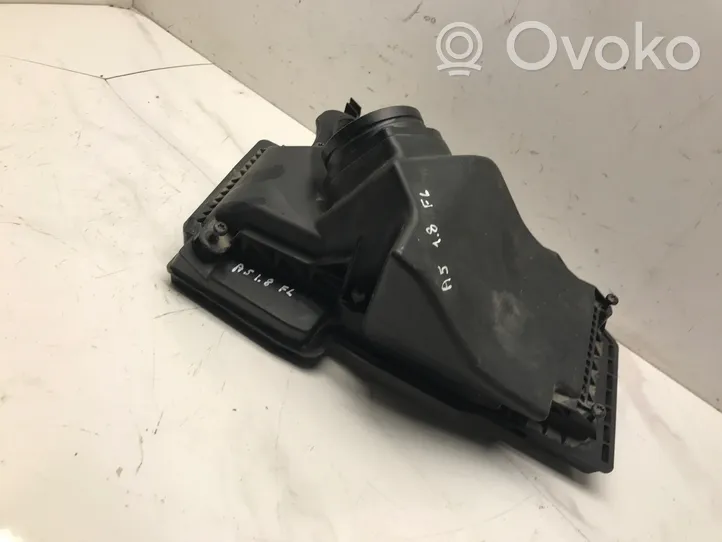 Audi A5 8T 8F Couvercle du boîtier de filtre à air 8R0133837