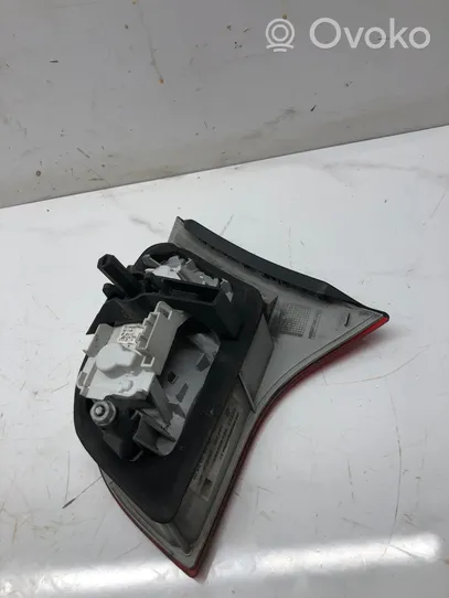 Audi A4 S4 B7 8E 8H Lampy tylnej klapy bagażnika 484611L