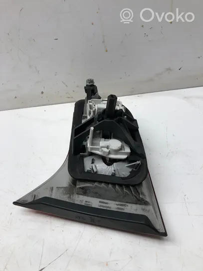 Audi A4 S4 B7 8E 8H Lampy tylnej klapy bagażnika 484611L