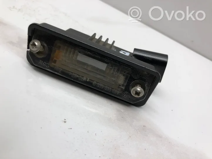 Volkswagen PASSAT B6 Lampa oświetlenia tylnej tablicy rejestracyjnej 1J6943021B