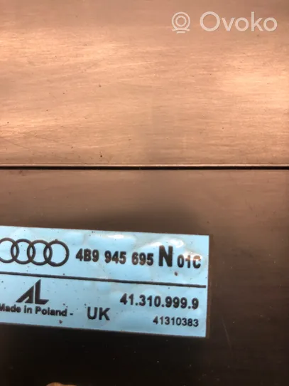 Audi A6 Allroad C5 Takaluukun rekisterikilven valon palkki 4B9945695N