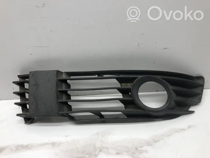 Volkswagen PASSAT B5.5 Verkleidung Nebelscheinwerfer / Gitter vorne 3B0853665J