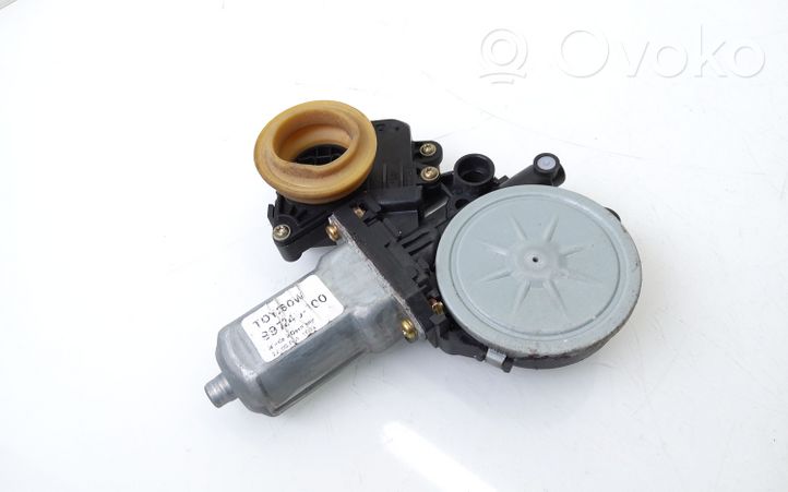 Toyota Corolla Verso AR10 Moteur de lève-vitre de porte avant 698200F010