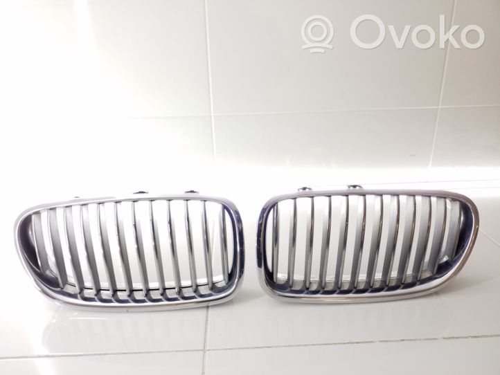 BMW 5 F10 F11 Grille calandre supérieure de pare-chocs avant 51137200728