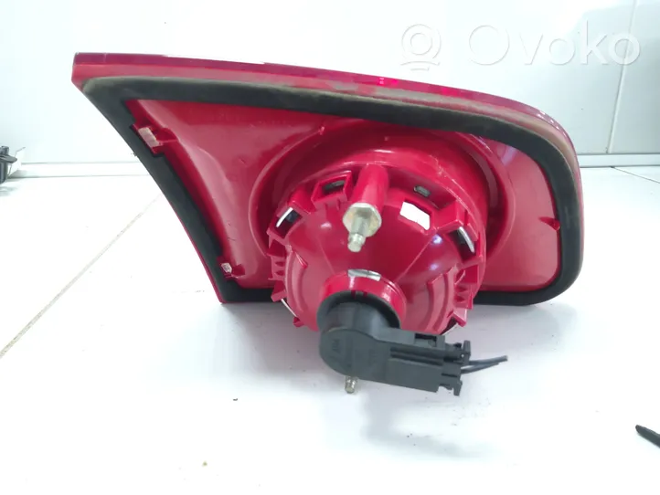 Volkswagen PASSAT B6 Lampy tylnej klapy bagażnika 27448002