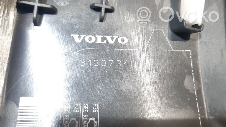 Volvo XC70 Pokrywa skrzynki bezpieczników 31337340