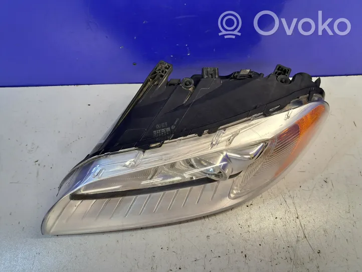 Volvo V70 Lampa przednia 31383540