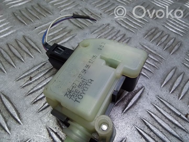 Toyota Avensis T250 Serratura del tappo del serbatoio del carburante 7703005011