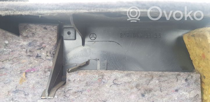 Mercedes-Benz E W210 Rivestimento pannello laterale del bagagliaio/baule 2106902825