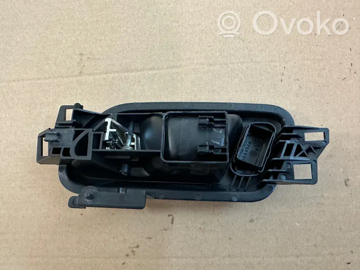 Volkswagen Amarok Klamka wewnętrzna drzwi tylnych 2H0837114D