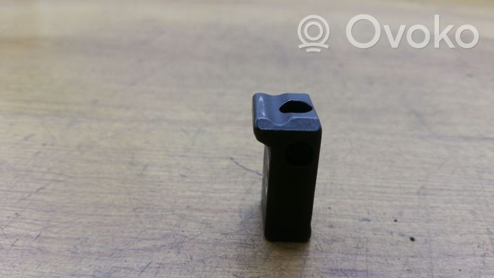 Volkswagen Touran I Fuel Injector clamp holder 