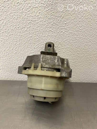 BMW 5 G30 G31 Dzinēja spilvens 6864828