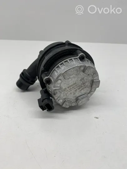 Mercedes-Benz C W205 Pompe à eau de liquide de refroidissement A0005002686