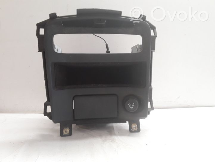 Nissan Primera Panelės apdailos skydas (centrinis) 68413AV700