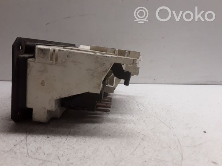 Audi 80 90 B3 Oro kondicionieriaus/ klimato/ pečiuko valdymo blokas (salone) 893819045