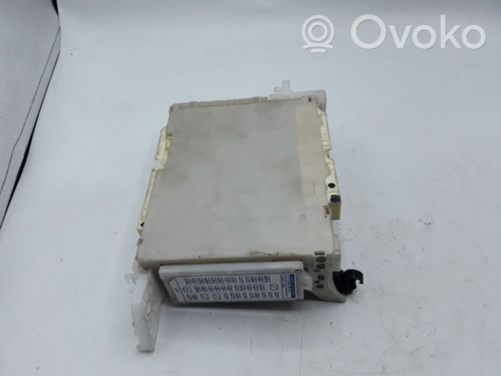 Toyota Yaris Module de fusibles 8273052K40