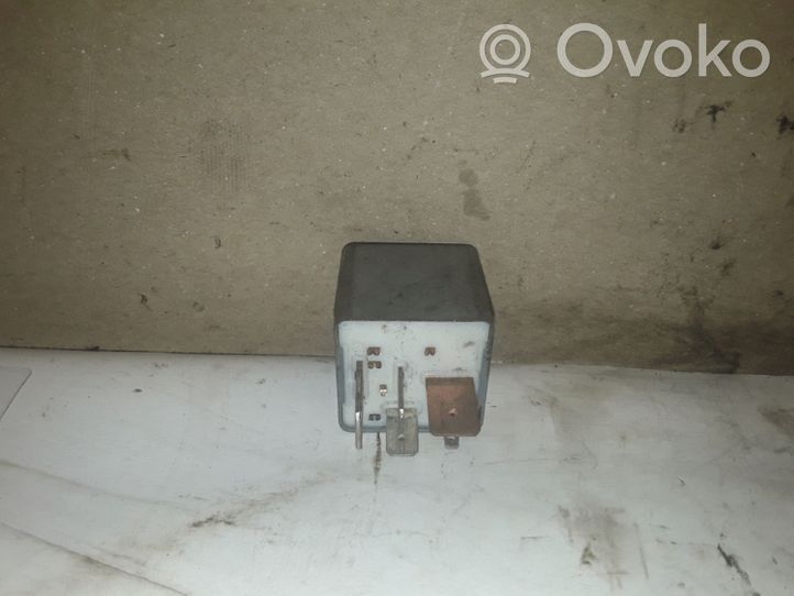 Audi A6 S6 C4 4A Fuel pump relay 8A0951253B