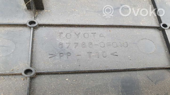 Toyota Corolla Verso E121 Inne części wnętrza samochodu 677660F010