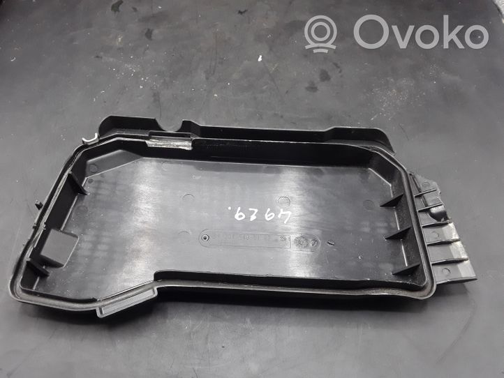 Mercedes-Benz C AMG W204 Tapa de caja de fusibles A2045400182