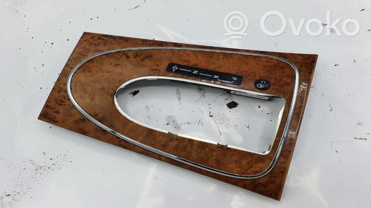 Mercedes-Benz E W211 Rivestimento in plastica cornice della leva del cambio 7673295