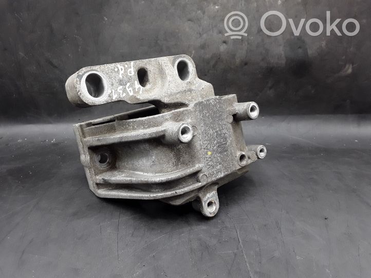 Volkswagen PASSAT B7 Supporto di montaggio del motore 3618372