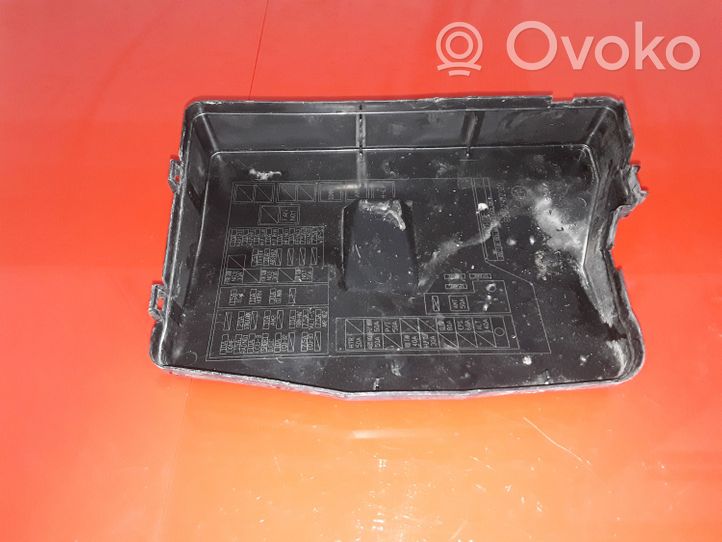 Toyota Auris 150 Couvercle de boîte à fusibles 8266202320