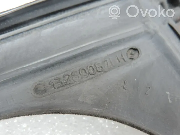 Opel Zafira C Задний уплотнительная резина (у стекла) 13260087