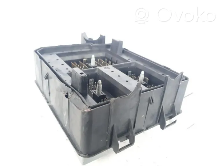 Opel Corsa E Module de fusibles 13451889AA