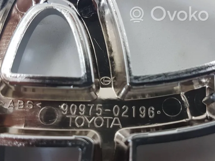 Toyota Camry VIII XV70  Ražotāja plāksnīte / modeļa burti 9097502196