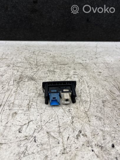 Mercedes-Benz Sprinter W906 AUX in-socket connector G50286