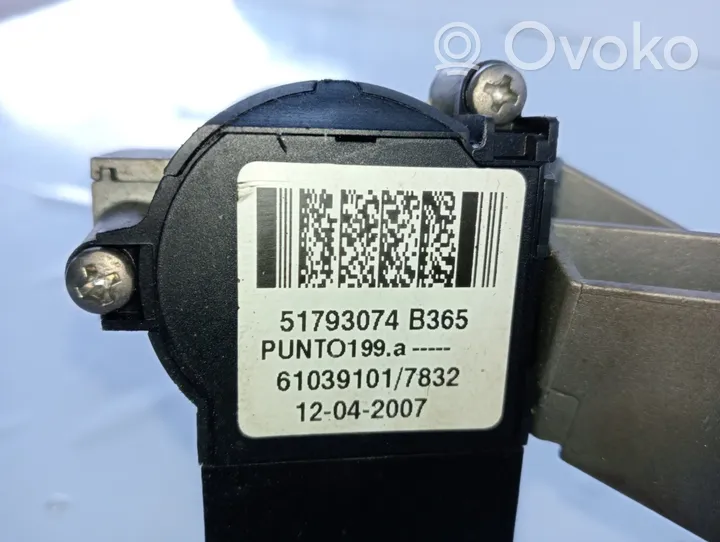 Fiat Grande Punto Ohjauspyörän akseli 55704061