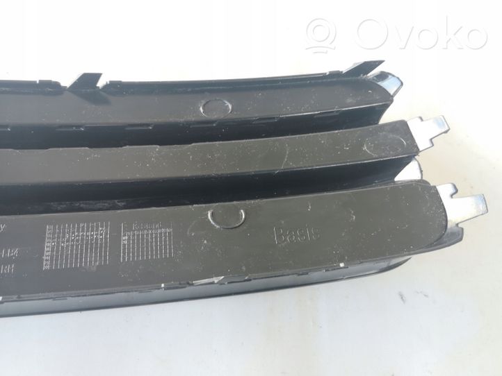 Audi A1 Grille inférieure de pare-chocs avant 8XA807682B